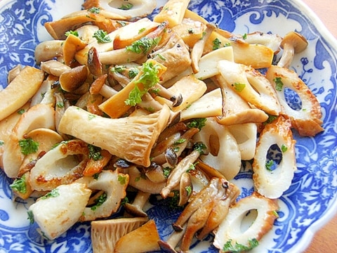 お魚食べてネ!竹輪とキノコのバターソテー(パセリ)